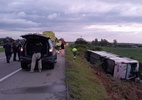 Ônibus de turismo tomba e duas pessoas morrem na BR-116, em Pelotas (Foto: Divulgação/Ecosul)