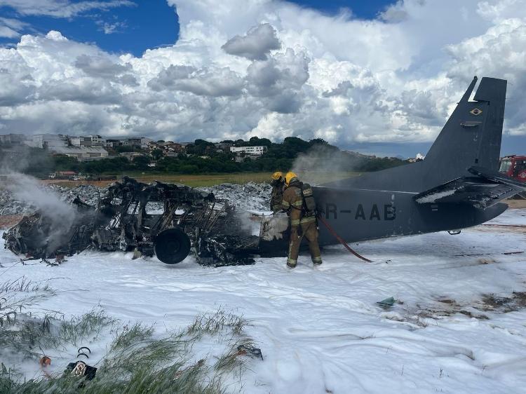 Avião de pequeno porte caiu no aeroporto da Pampulha, em BH