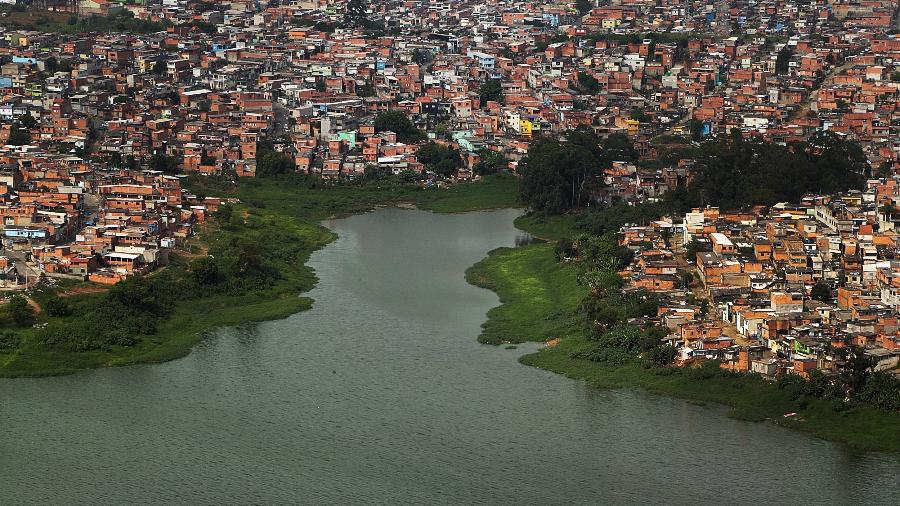 Imagem de casas no Grajaú, à beira da represa Billings