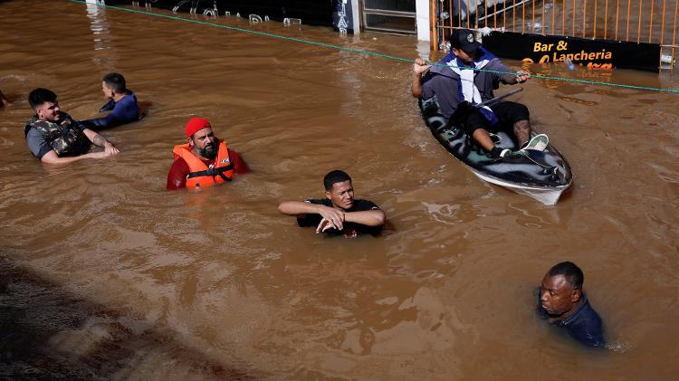 Pessoas são salvas pelas equipes de resgate, em Canoas