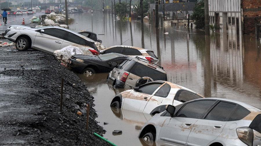 Carros arrastados pela correnteza na BR-116, em São Leopoldo, no Rio Grande do Sul, durante enchente de maio de 2024