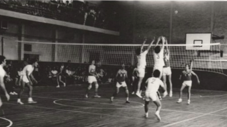 Partida de vôlei na unidade da YMCA no Uruguai