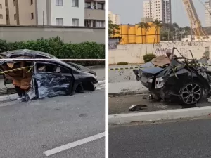 Motorista bate carro em poste e veículo parte em dois em SP; jovem morreu