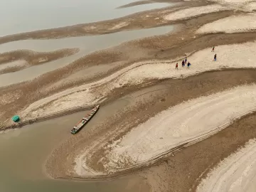 Sol 'apocalíptico' e rio 'caminhável': o clima no Brasil em fotos chocantes