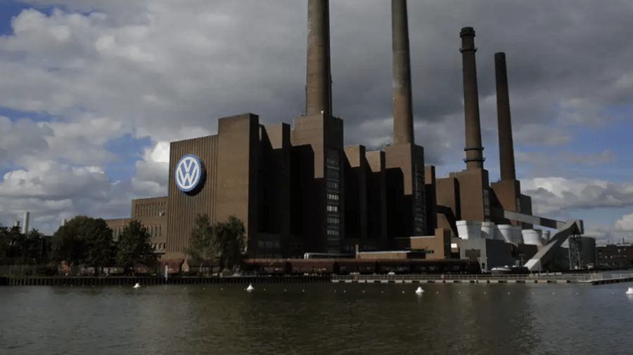 As quatro chaminés da fábrica da Volkswagen, em Wolfsburg, podem ser observadas assim que se chega à cidade