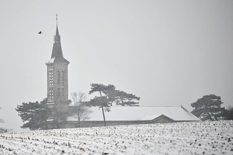 Cidade de Thaon, no nordeste da França, foi uma das mais afetadas pela neve nesta quinta-feira (21)