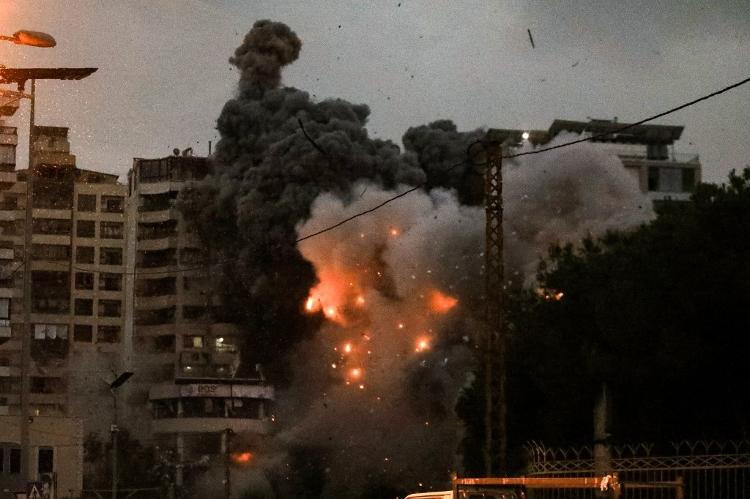 Uma bola de fogo irrompe do local de um ataque aéreo israelense que teve como alvo a área de Tayouneh, nos subúrbios ao sul de Beirute Uma bola de fogo irrompe do local de um ataque aéreo israelense que teve como alvo a área de Tayouneh, nos subúrbios ao sul de Beirute
