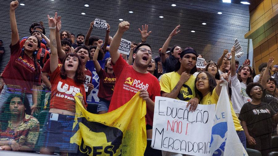 Estudantes protestaram contra PEC que transfere verba da educação para saúde