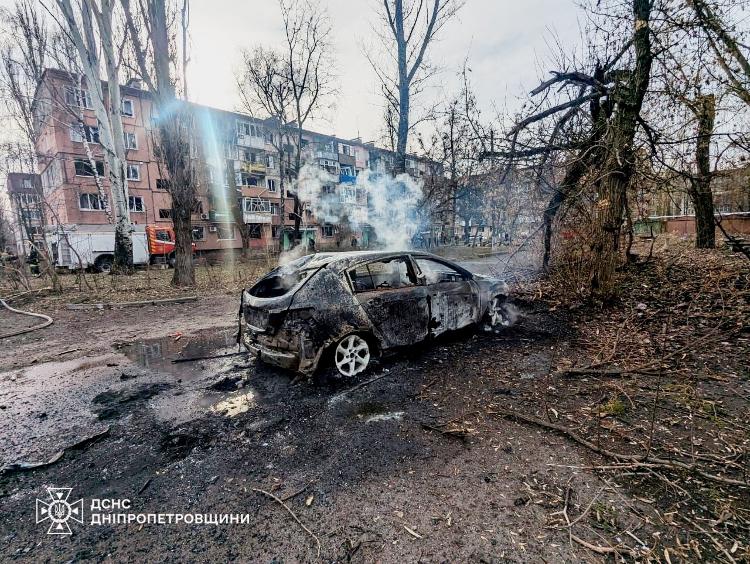 Um carro em chamas é visto em frente a um prédio danificado por um ataque de míssil russo em Kryvyi Rih, Ucrânia, em 12 de março de 2025 Um carro em chamas é visto em frente a um prédio danificado por um ataque de míssil russo em Kryvyi Rih, Ucrânia, em 12 de março de 2025