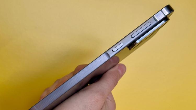 Samsung manteve o leve afundamento abaixo dos botões Samsung manteve o leve afundamento abaixo dos botões