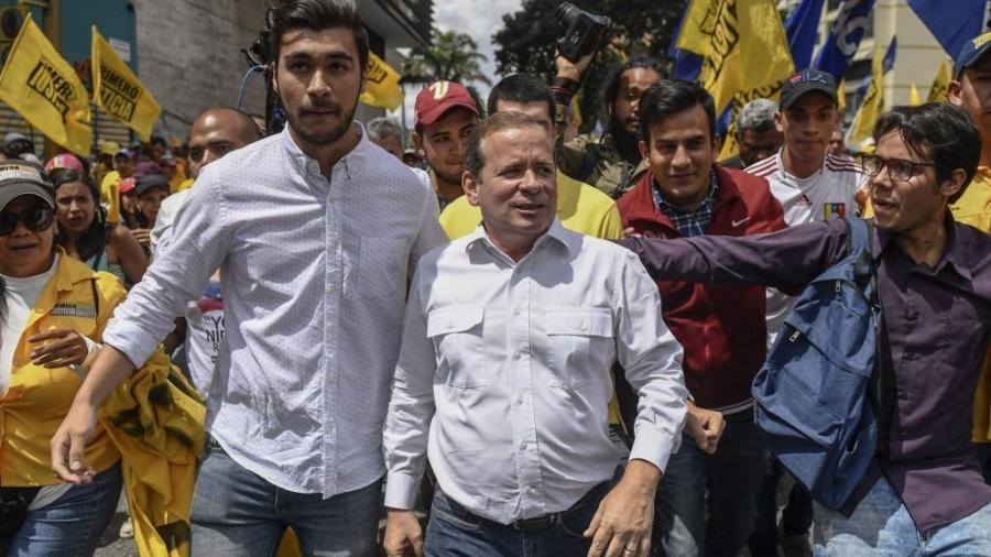 Juan Pablo Guanipa (ao centro) participa de protesto na Venezuela em 24 de outubro de 2019 - Federico PARRA / AFP
