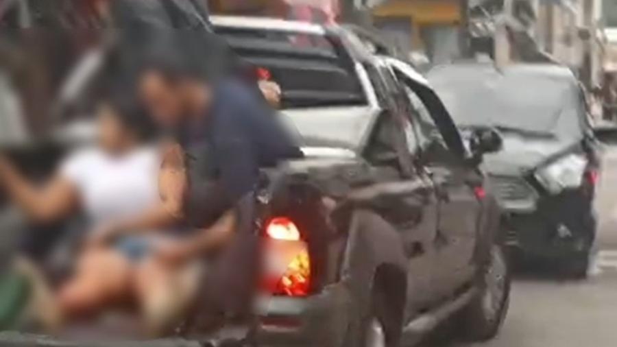 Mulher é socorrida após ser atingida por tiro em uma operação policial em Paraisópolis, na zona sul de São Paulo - Cedido ao UOL