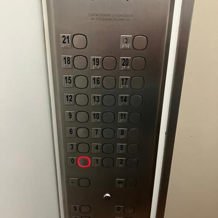 Os andares do elevador interno da biblioteca: funcionários chamam de 'torre de livros'