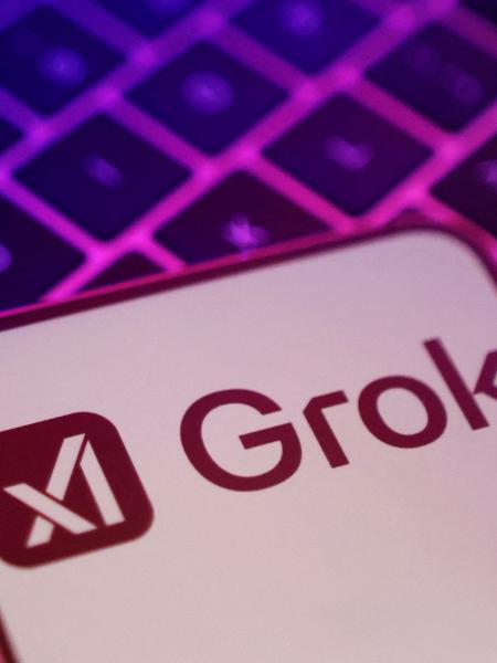 Celular com logotipo do Grok, a inteligência artificial de Elon Musk