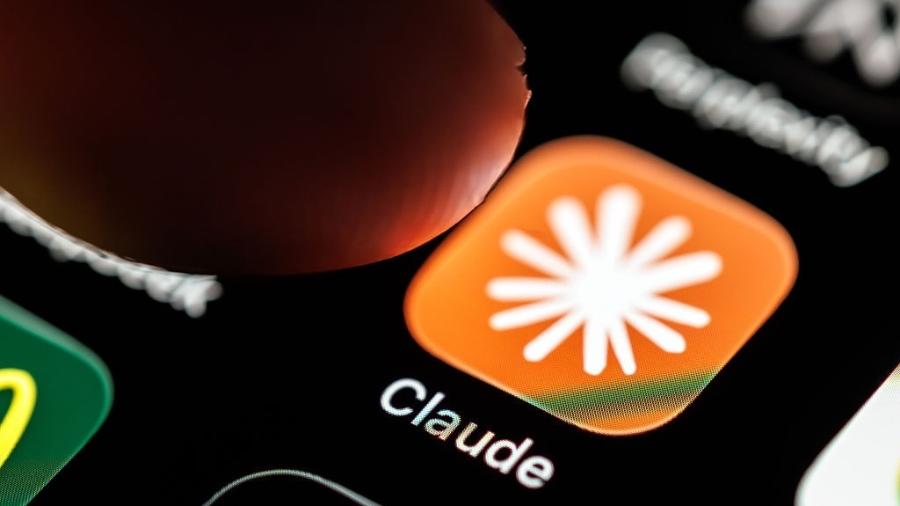 Imagem conceitual de uma cabeça robótica azul sentada em um divã, com um terapeuta humano interagindo com ela, simbolizando a IA em consulta psiquiátrica.