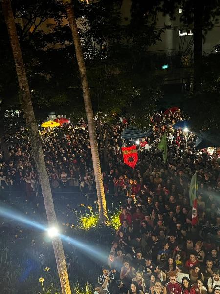 Ato pró-Lula organizado por estudantes da PUC e da Uninove em frente ao teatro Tuca, em Perdizes, na zona oeste da capital