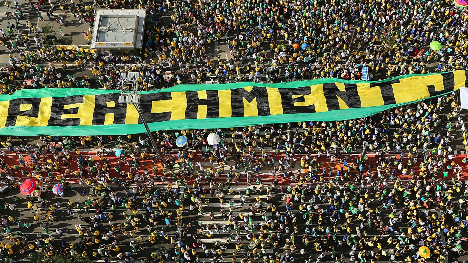 16.ago.2015 - Manifestantes erguem faixa gigante pedindo o impeachment da presidente Dilma Rousseff durante protesto na avenida Paulista, em São Paulo - Jorge Araújo/Folhapress