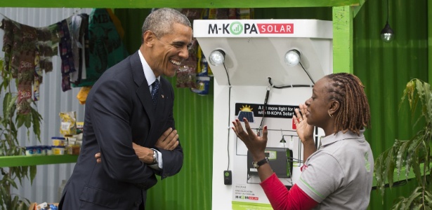 O presidente dos EUA, Barack Obama, conversa com funcionária do M-Kopa durante visita ao Quênia, em julho deste ano - Saul Loeb/AFP