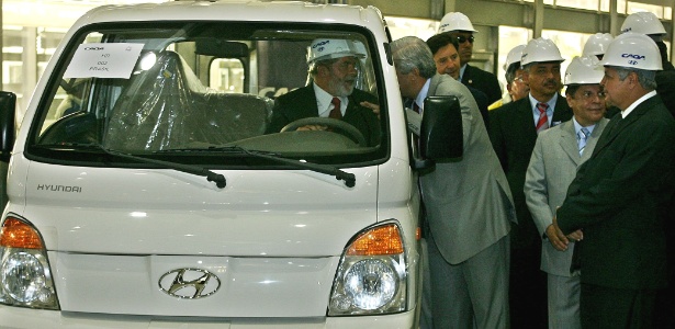 Em 2007, Lula participou da cerimônia de inauguração da fábrica CAOA para veículos Hyundai, em Anápolis (GO) - Sergio Lima / Folha Imagem