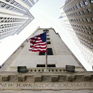 Bandeira dos EUA sobre a entrada da Bolsa de Valores de Nova York - Lucas Jackson/Reuters
