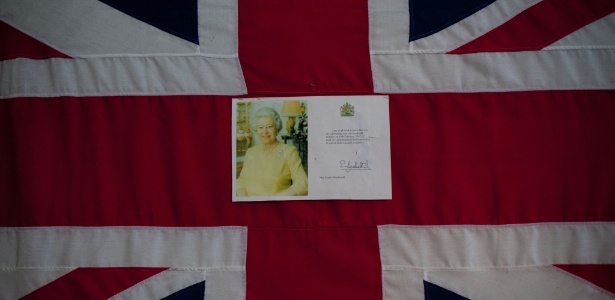 Cartão em homenagem ao aniversário da rainha Elizabeth 2ª é afixado à bandeira britânica em bar em Benalmadena, na Espanha - Jorge Guerrero/AFP