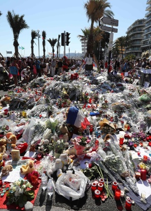 Flores são depositadas na rua onde ocorreu o atentado na cidade de Nice, na França - Valery Hache/AFP