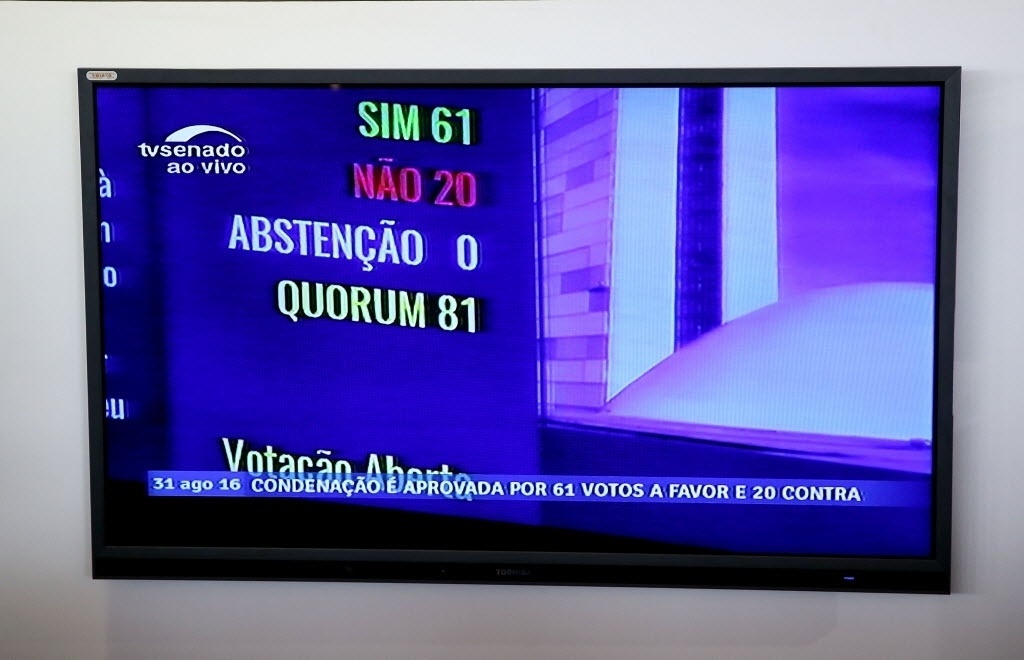 30.ago.2016 - Painel eletrônico mostra o total de votos dos senadores durante a sessão final do impeachment. O Senado do Brasil aprovou às 13:35 por 61 votos a favor e 20 contra a perda do mandato da presidente Dilma Rousseff, condenada por crime de responsabilidade - Li Ming/Xinhua