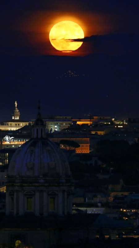 14.nov.2016 - A superlua ilumina a noite de Roma. O fenômeno acontece quando a lua cheia coincide com o momento em que o satélite está mais próximo da Terra - Tony Gentile/Reuters