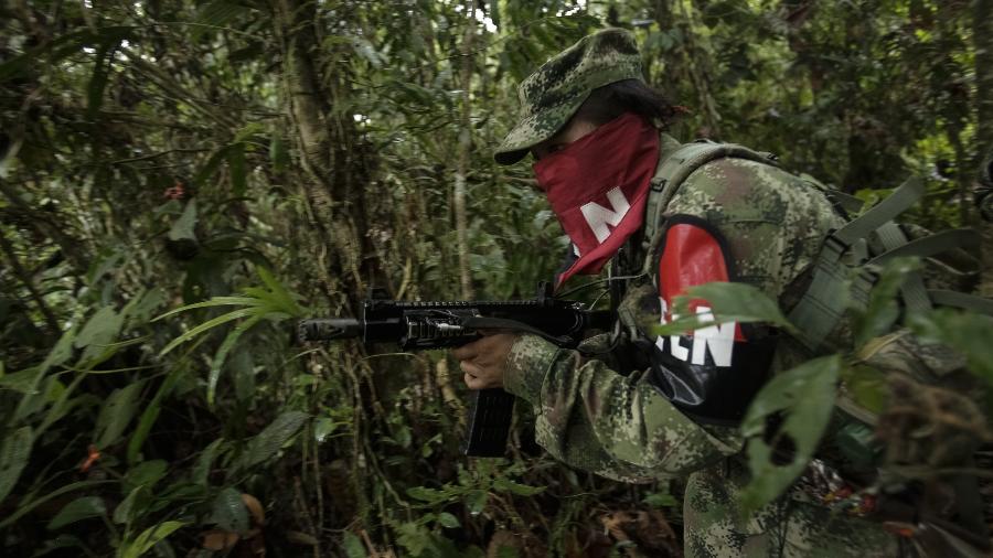 Membro do ELN (Exército de Libertação Nacional), grupo rebelde que continua em atividade na Colômbia   - 21.dez.2017 - Jhon Paz/Xinhua