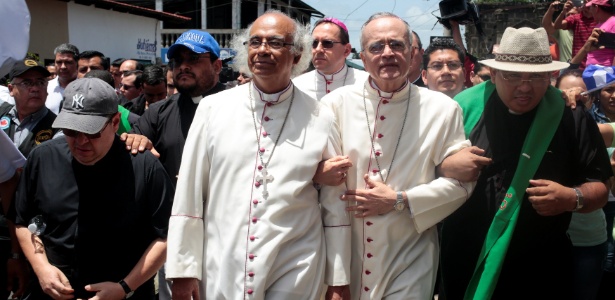 Cardeal Leopoldo Brenes (de branco, à esquerda) pediu que o governo da Nicarágua detenha ataque a igreja  - Oswaldo Rivas/Reuters