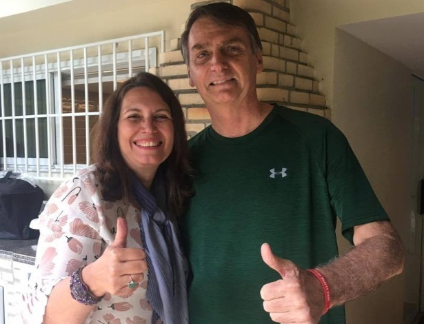 A deputada federal eleita Bia Kicis (PRP-DF) ao lado do presidenciável Jair Bolsonaro (PSL)