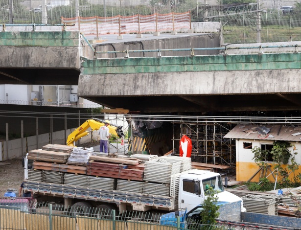 Operários trabalham nesta sexta-feira (16) para colocar escoras no viaduto que cedeu próximo à Ponte do Jaguaré, na zona oeste de São Paulo, na madrugada de ontem (15) - JF Diorio/Estadão Conteúdo