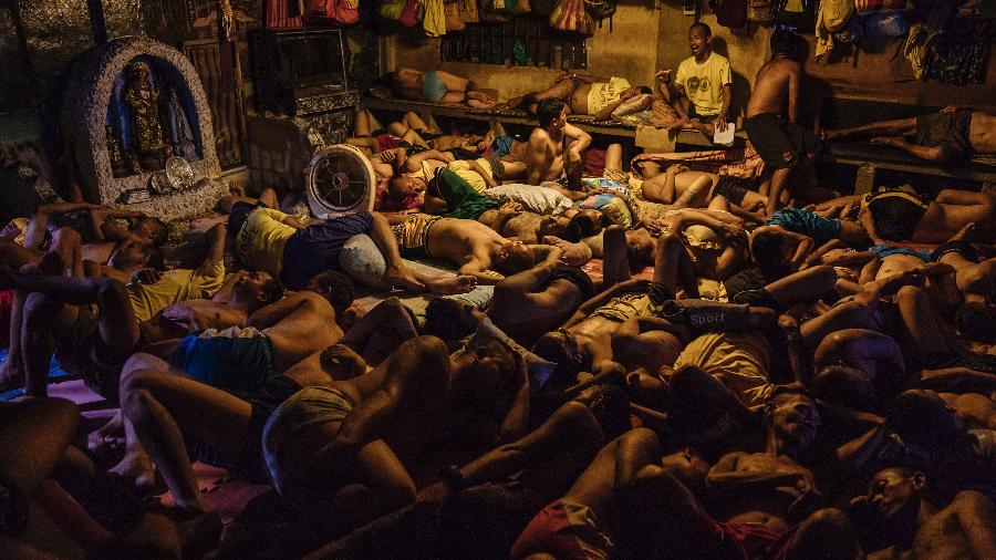 Detentos dormem na Cadeia de Manila, nas Filipinas - Hannah Reyes Morales/The New York Times