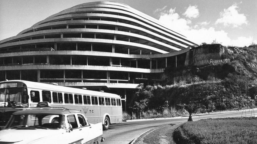 O Helicóide seria o primeiro shopping center drive-thru do mundo, com rampas ascendentes levando às 300 lojas planejadas para o complexo; era tão grande que podia ser visto de qualquer lugar de Caracas - Archivo Fotografía Urbana / Proyecto Helicoide