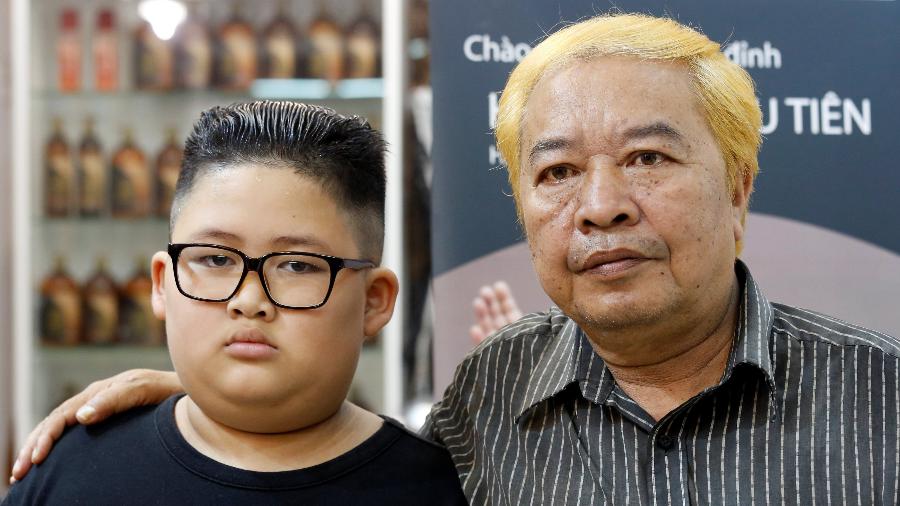 19.fev.2019 - To Gia Huy, 9 anos, e Le Phuc Hai, 66 anos, posam depois de cortar o cabelo aos estilos do líder norte-coreano Kim Jong-un e do presidente dos EUA, Donald Trump, em um salão de beleza em Hanói, no Vietnã - Kham/Reuters