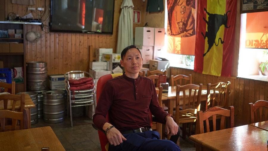 Xianwei Chen, dono do Bar Oliva em Madri, onde o espírito da ditadura de Franco permanece vivo - Samuel Aranda/The New York Times