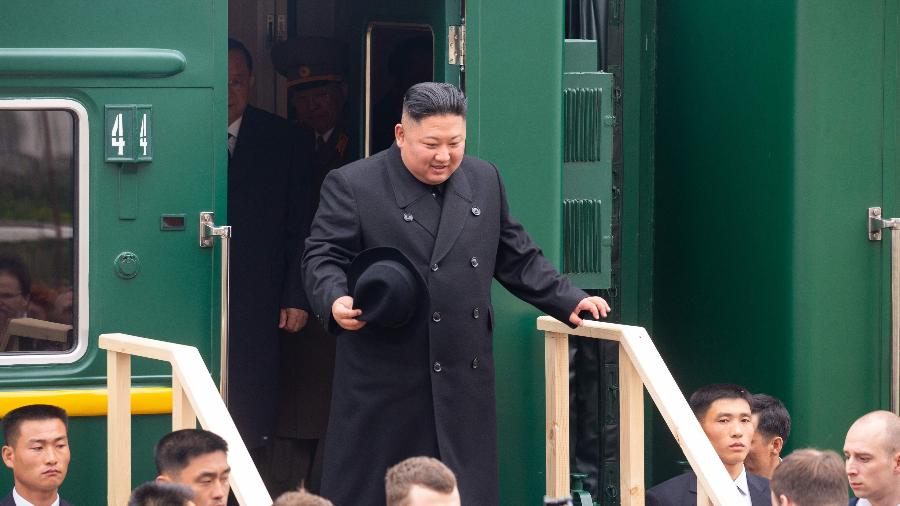 24.abr.2019 - O líder norte-coreano Kim Jong Un desembarcando de seu trem blindado privado em uma estação na cidade fronteiriça russa de Khasan - Alexander Safronov/Press Service of Administration of Primorsky Krai/AFP