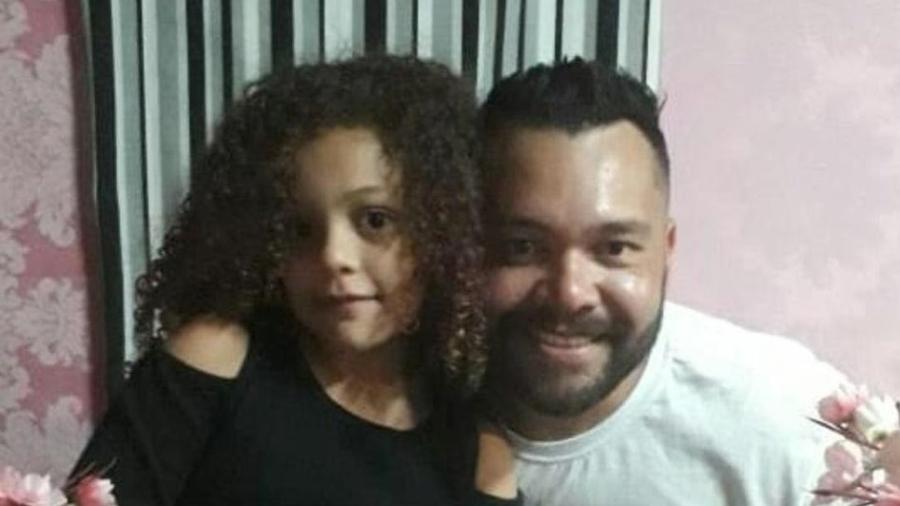 Mirelly Fernandes Souza e o pai, Claudio Fernandes; menina foi atacada por um pitbull e morreu - Arquivo pessoal