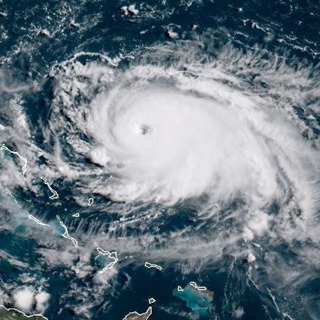 31.ago.2019 - Imagem de arquivo de satélite mostra o furacão Dorian se aproximando das Bahamas e da Flórida - NOAA/AFP