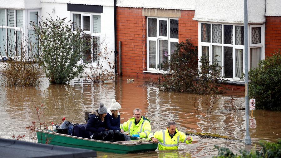 Equipes resgatam pessoas ilhadas após a tempestade Dennis em Hereford, na Inglaterra - Phil Noble/Reuters