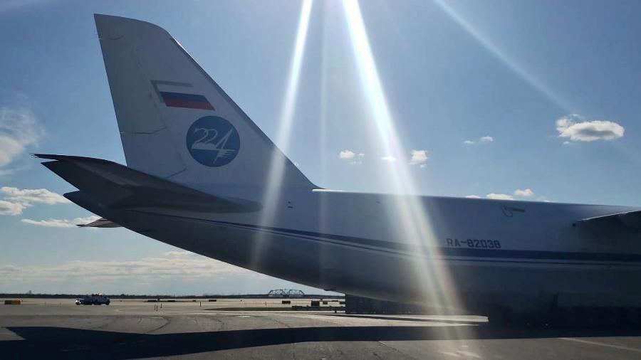 Avião russo com ajuda humanitária chega aos EUA - TASS\TASS via Getty Images