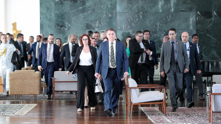 Bolsonaro caminha ao lado de ministros e deputados aliados, com Carla Zambelli (PSL-SP) em destaque na imagem, após café da manhã no Palácio da Alvorada -  Marcos Corrêa/PR
