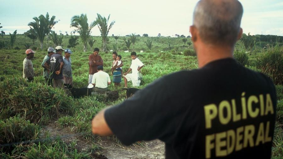 Policial federal observa fiscal do trabalho tomando depoimento de resgatados da escravidão no Pará - Leonardo Sakamoto