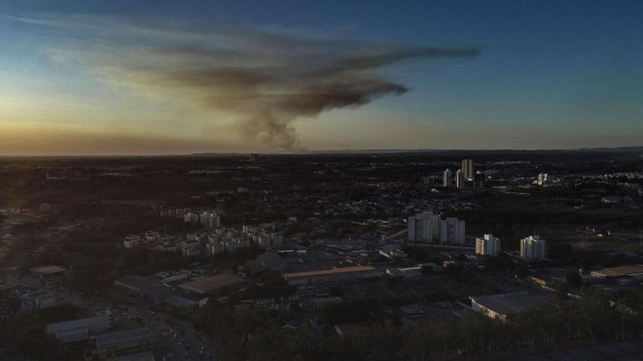 Cuiabá com nuvem de fumaça em foto de 27 de julho; queimadas continuaram, e seus efeitos puderam ser vistos na capital de Mato Grosso ontem - EPA-ROGERIO FLORENTINO