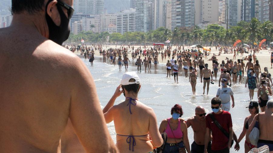 Movimentação grande na Praia do Embaré, em Santos (SP), em 30 de agosto de 2020, provocando aglomerações em meio à pandemia do coronavírus - Fernanda Luz/Agif