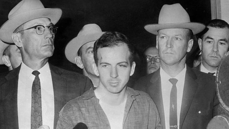 Lee Harvey Oswald em 22 de novembro de 1963, durante uma coletiva de imprensa após sua prisão em Dallas - AFP/Getty Images