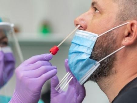 Apesar de ser incômodo, o swab nasal continua a ser o principal método para fazer o diagnóstico de covid-19 - ZORANM/GETTY IMAGES