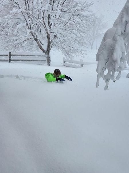 Garoto de oito anos se divertiu sobre 78 cm de neve em Wyoming - Reprodução/Facebook