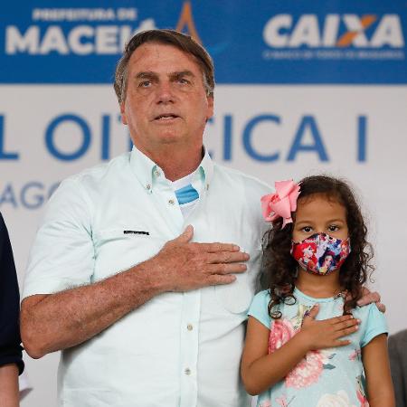 O presidente Jair Bolsonaro posa com criança em Maceió - Alan Santos/PR
