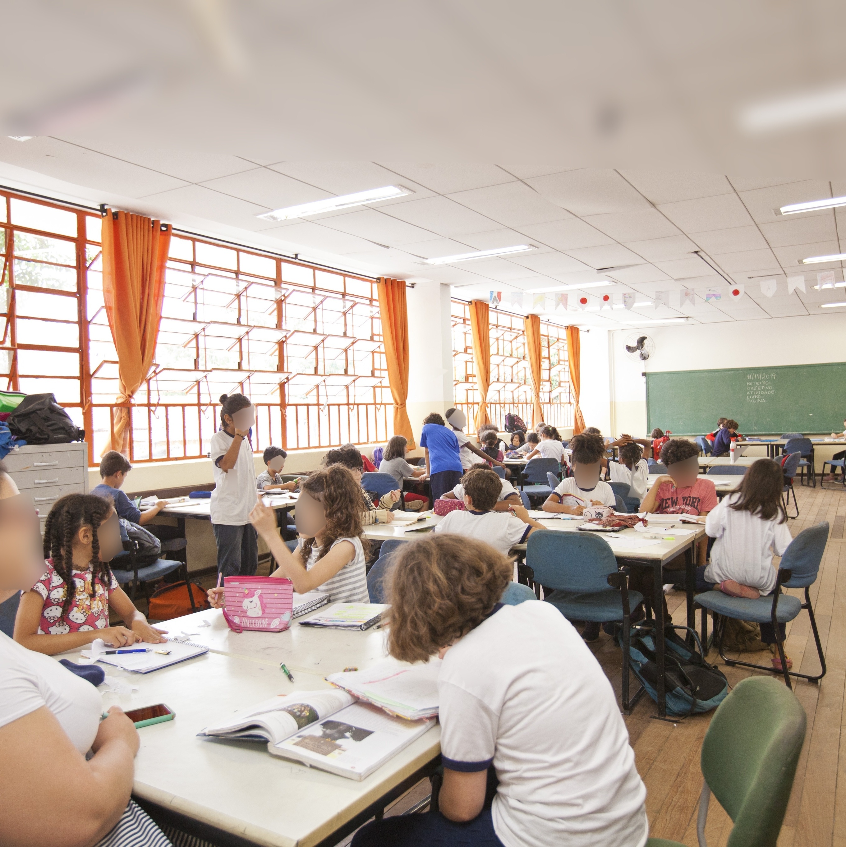 Em sala de aula, estudantes participam de um bate-papo em inglês
